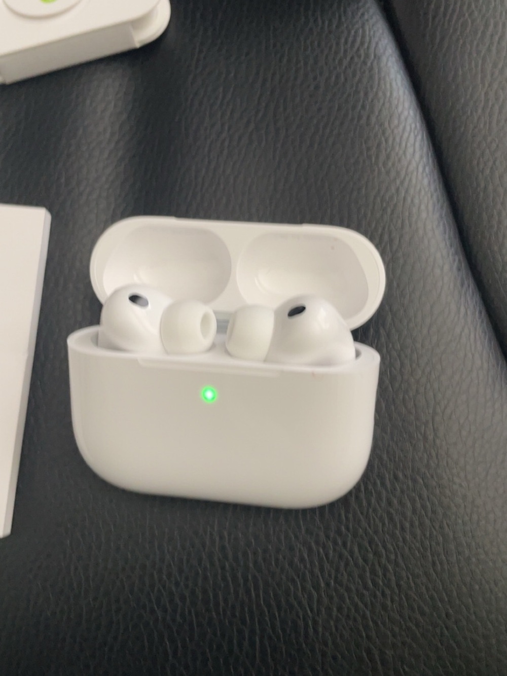Apple White Wireless In-Ear Earbuds with Charging Case